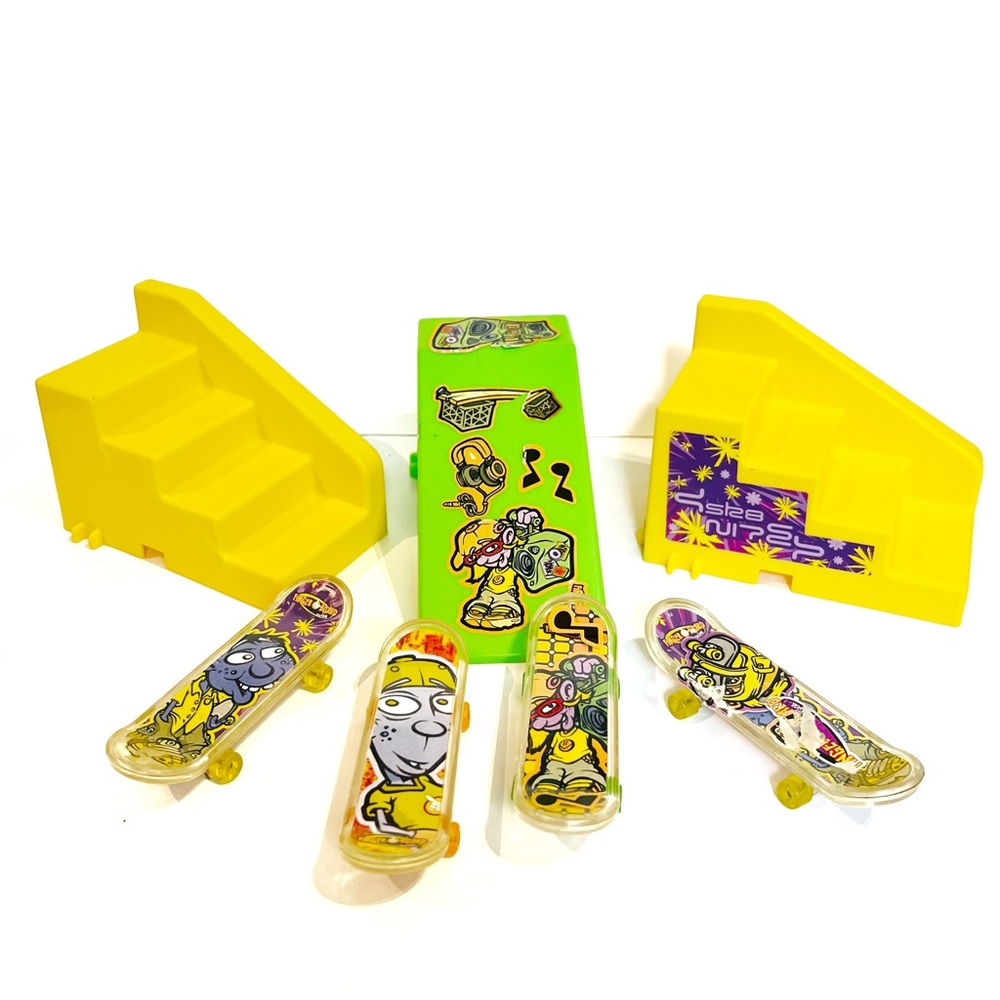 Vintage Y2K Fingerboards Skateboard Toy Set with Ramps Yellow Green 2000s Skater